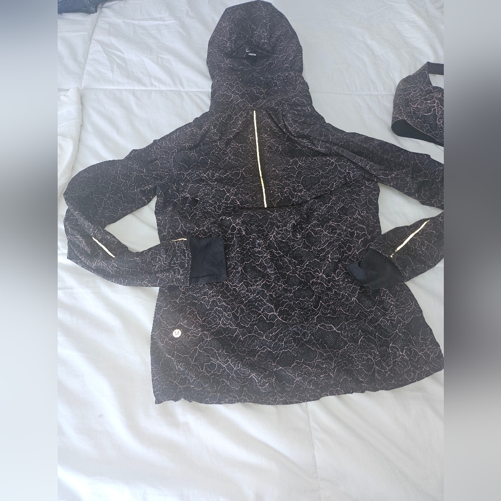Lululemon jacket and bra size 6 size 34DD